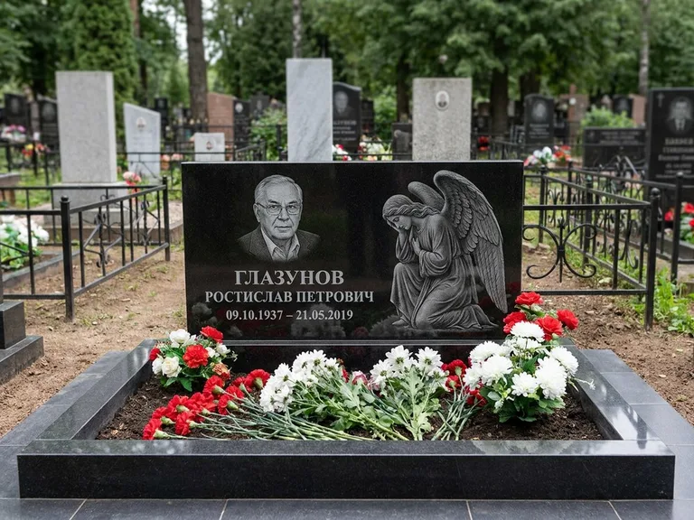Памятник с гравировкой ангела — гравировка молящегося ангела в верхней части стелы, работа «Доронин» в Омске