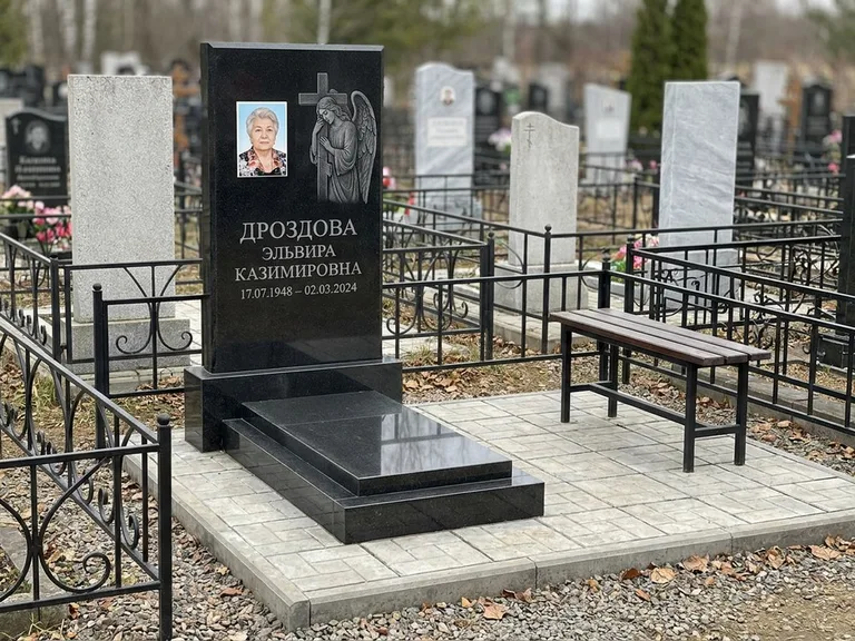 Памятник с гравировкой ангела — гравировка ангела с крестом рядом с эпитафией, работа «Яковлева» в Омске