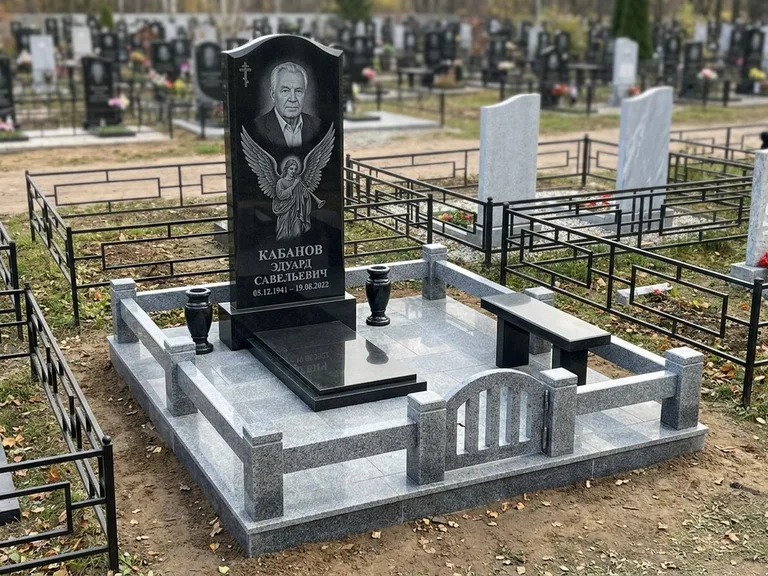 Памятник с гравировкой ангела — гравировка ангела с голубем по диагонали стелы, работа «Пономарёв» в Омске