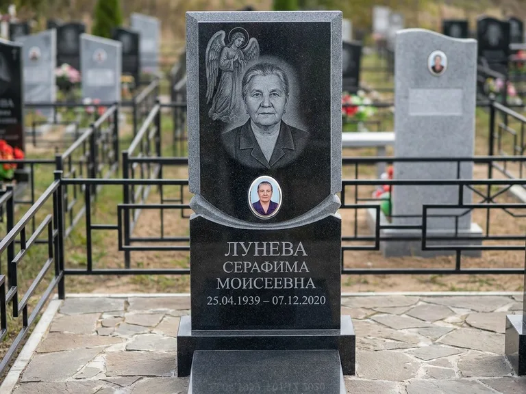 Памятник с гравировкой ангела — гравировка двух ангелов по сторонам портрета, работа «Журавлёва» в Омске