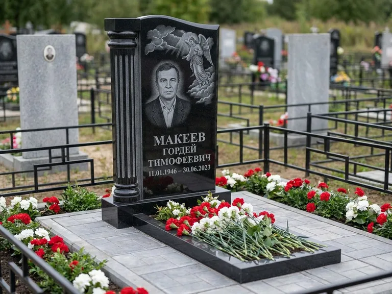 Памятник с гравировкой ангела — гравировка ангела в облаках с лучами над портретом, работа «Селиванов» в Омске
