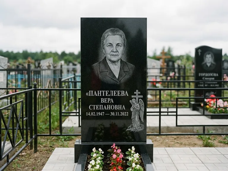 Памятник с гравировкой ангела — гравировка ангела с крестом рядом с эпитафией, работа «Пантелеева» в Омске