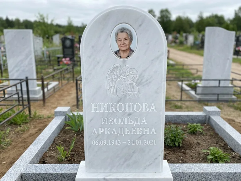 Памятник с гравировкой ангела — белая гравировка скорбящего ангела над портретом, работа «Гордеева» в Омске