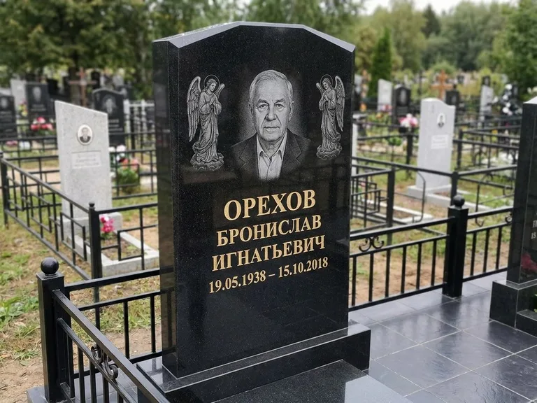 Памятник с гравировкой ангела — гравировка ангела-хранителя сбоку от портрета, работа «Фаддеев» в Омске