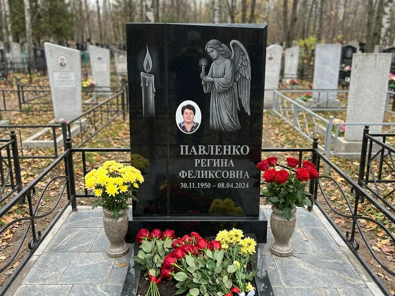 Памятник с гравировкой ангела — гравировка молящегося ангела в верхней части стелы, работа «Пантелеева» в Омске
