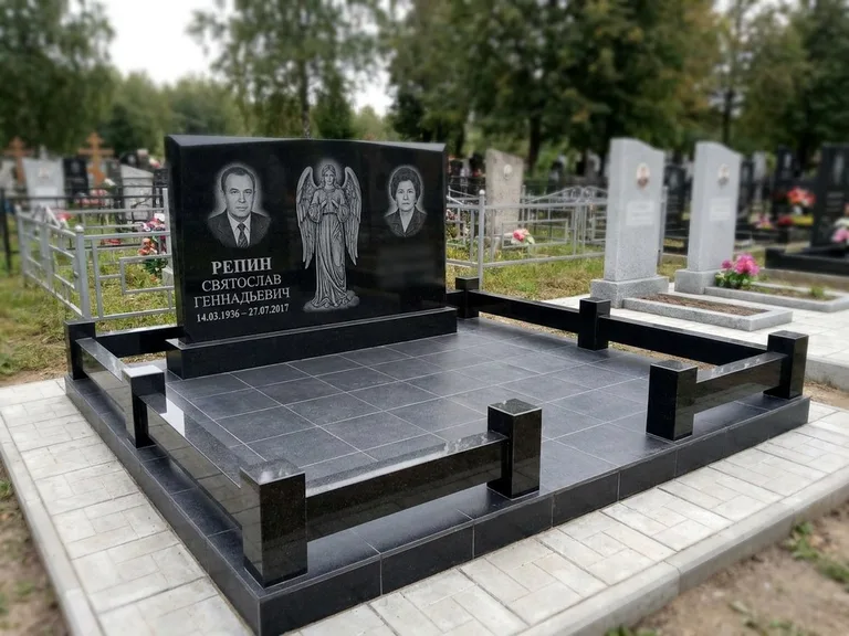 Памятник с гравировкой ангела — гравировка ангела с крестом рядом с эпитафией, работа «Касаткин» в Омске