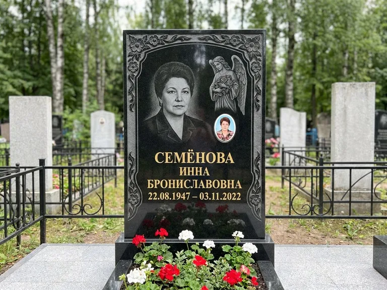 Памятник с гравировкой ангела — гравировка ангела с голубем по диагонали стелы, работа «Лобанова» в Омске