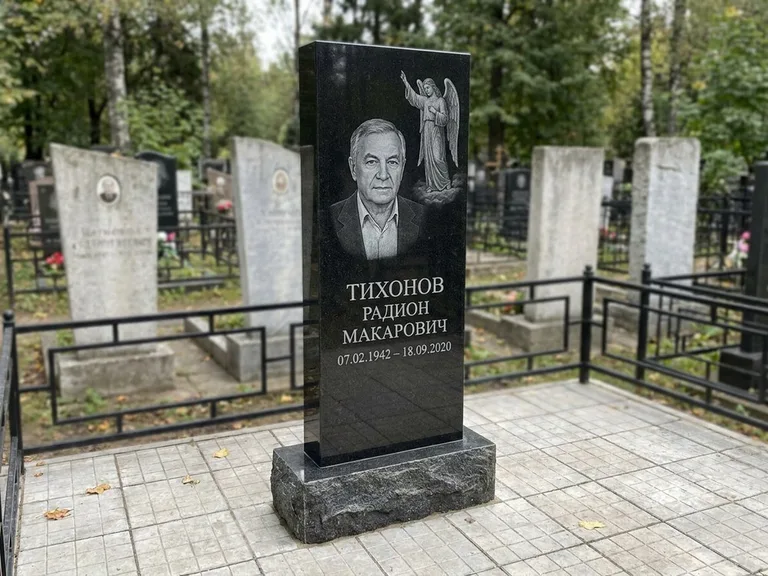 Памятник с гравировкой ангела — гравировка двух ангелов по сторонам портрета, работа «Свиридов» в Омске