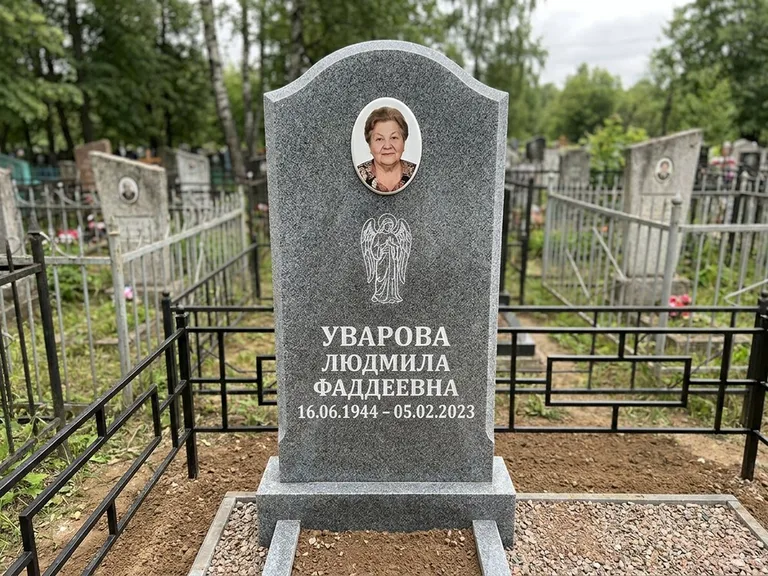 Памятник с гравировкой ангела — гравировка ангела в облаках с лучами над портретом, работа «Игнатова» в Омске