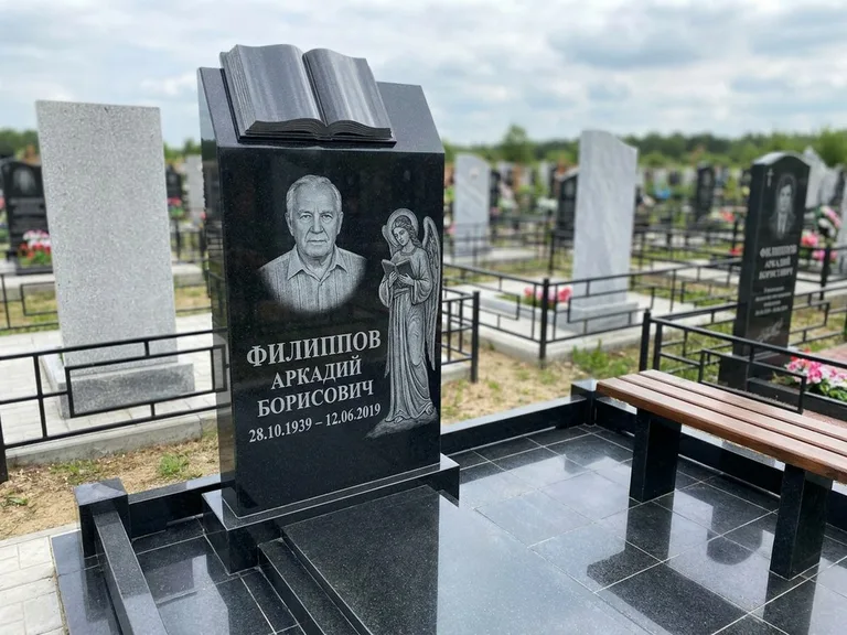 Памятник с гравировкой ангела — белая гравировка скорбящего ангела над портретом, работа «Доронин» в Омске