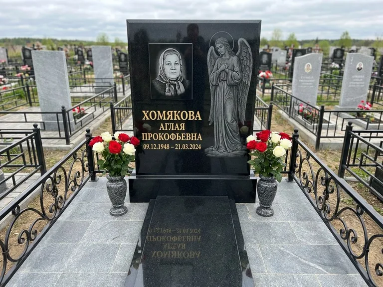 Памятник с гравировкой ангела — гравировка ангела-хранителя сбоку от портрета, работа «Яковлева» в Омске