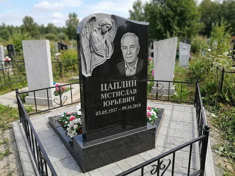 Памятник с гравировкой ангела — гравировка молящегося ангела в верхней части стелы, работа «Пономарёв» в Омске