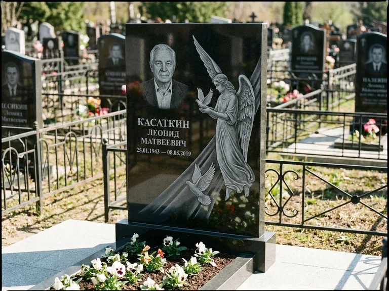 Памятник с гравировкой ангела — гравировка ангела с голубем по диагонали стелы, работа «Касаткин» в Омске