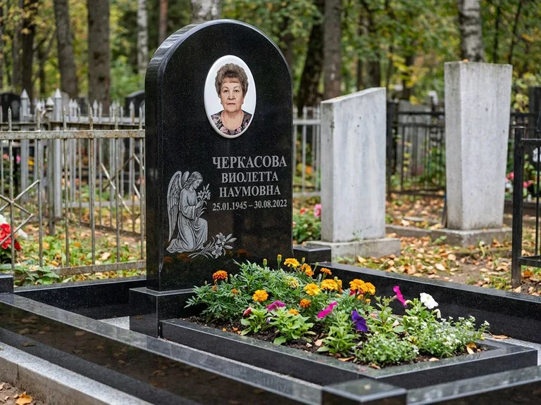 Памятник с гравировкой ангела — гравировка ангела с крестом рядом с эпитафией, работа «Журавлёва» в Омске