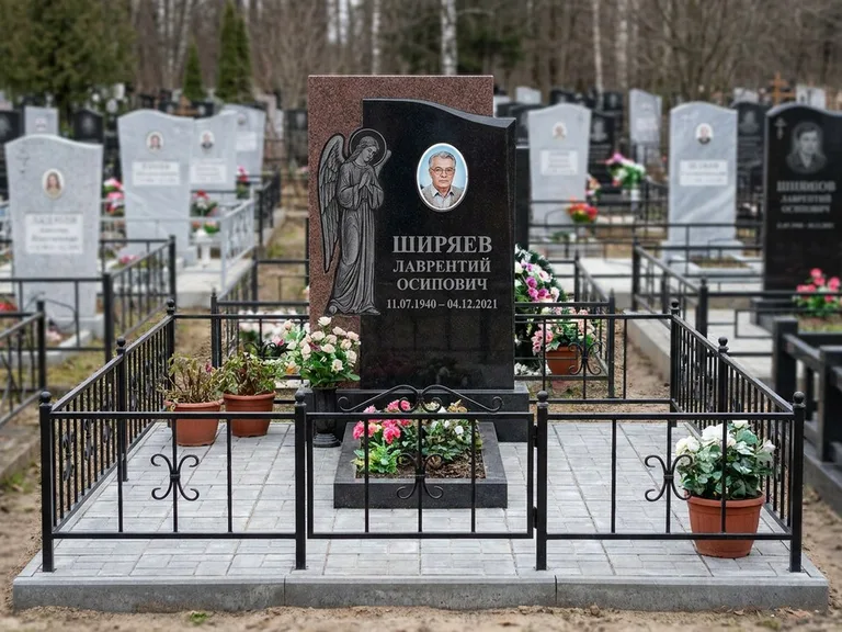 Памятник с гравировкой ангела — гравировка ангела с голубем по диагонали стелы, работа «Селиванов» в Омске