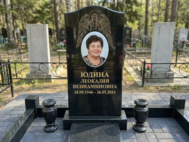 Памятник с гравировкой ангела — гравировка двух ангелов по сторонам портрета, работа «Гордеева» в Омске