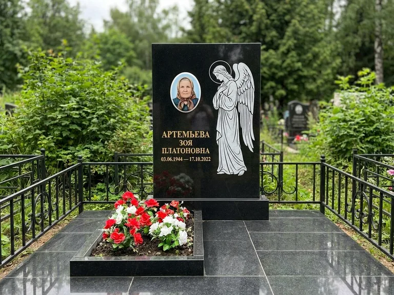 Памятник с гравировкой ангела — гравировка ангела в облаках с лучами над портретом, работа «Фаддеев» в Омске