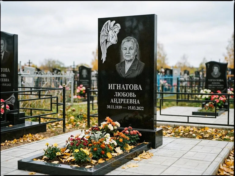 Памятник с гравировкой ангела — белая гравировка скорбящего ангела над портретом, работа «Игнатова» в Омске