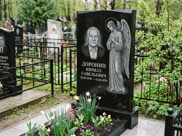 Памятник с гравировкой ангела — гравировка ангела-хранителя сбоку от портрета, работа «Доронин» в Омске