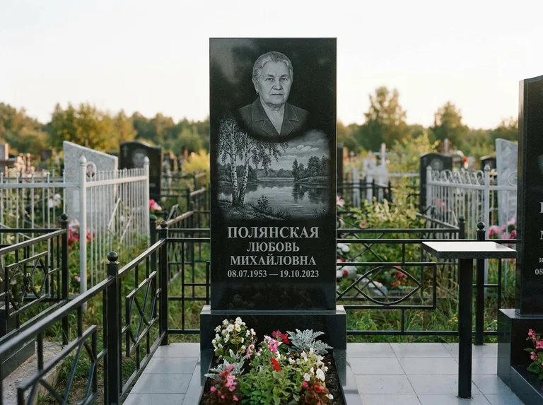 Памятник с гравировкой берёзы — гравировка берёзы у зеркального озера, работа «Полянская» в Омске