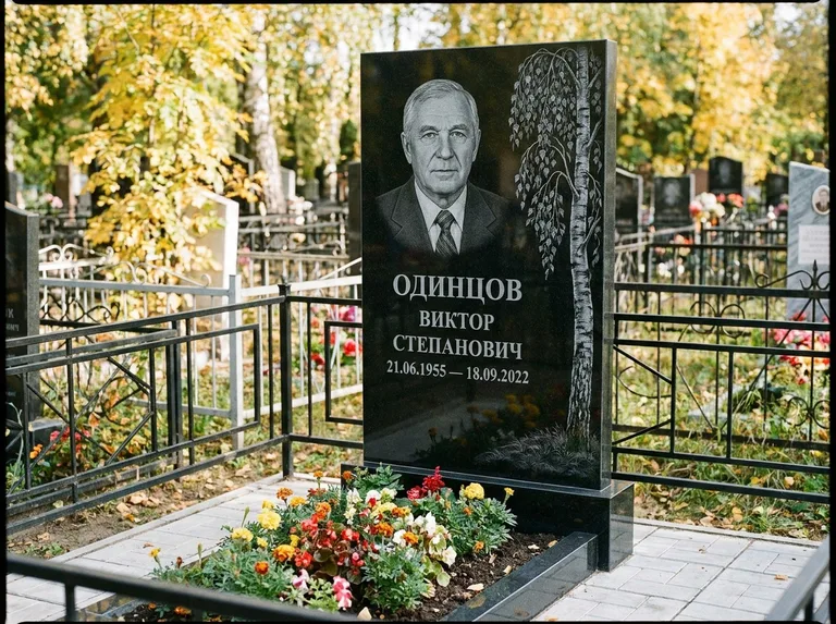 Памятник с гравировкой берёзы — гравировка плакучей берёзы с тонкими ветвями, работа «Одинцов» в Омске