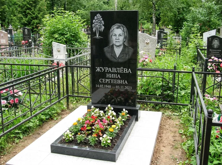 Памятник с гравировкой берёзы — гравировка одинокой берёзы над именем, работа «Журавлёва» в Омске