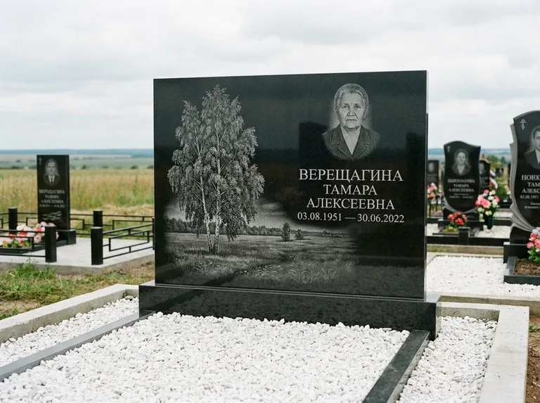 Памятник с гравировкой берёзы: широкая горизонтальная стела — берёза у поля, простор до горизонта, белая мраморная крошка с бордюром, работа «Верещагина» в Омске