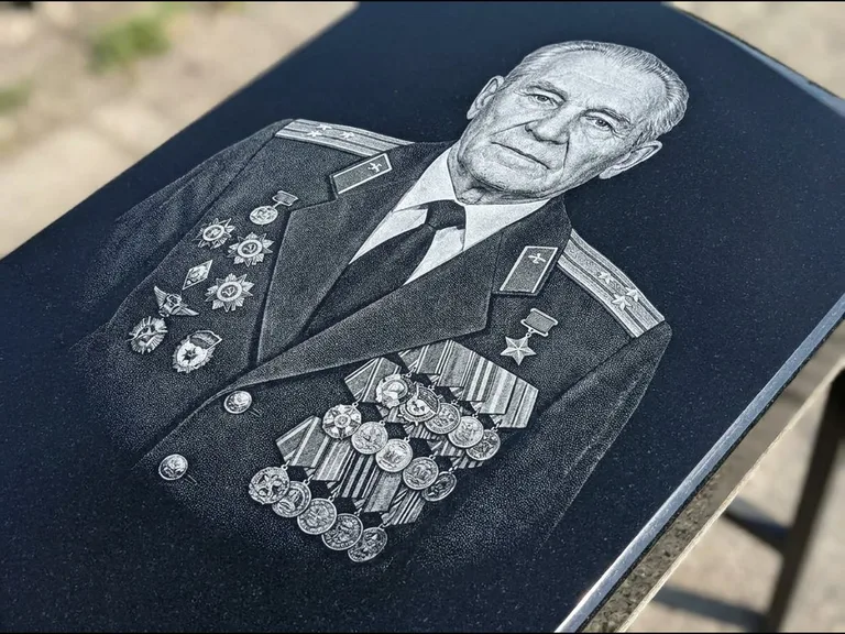 Гравировка фото на памятнике — военный / ветеран в Омске