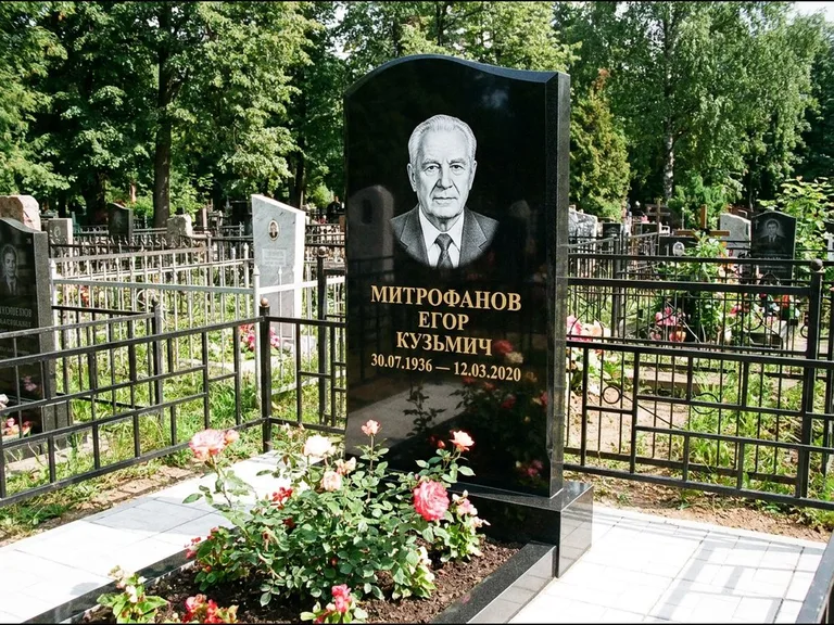 Гравировка портрета на чёрном граните — выполненная работа 29 в Омске