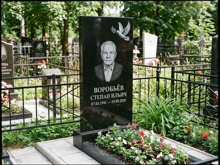 Гравировка голубей на памятник в Омске — памятник из чёрного гранита с гравировкой