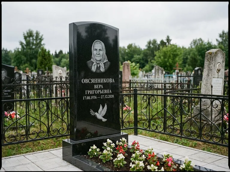 Памятник с гравировкой голубей — гравировка голубя с оливковой ветвью рядом с эпитафией, работа «Овсянникова» в Омске