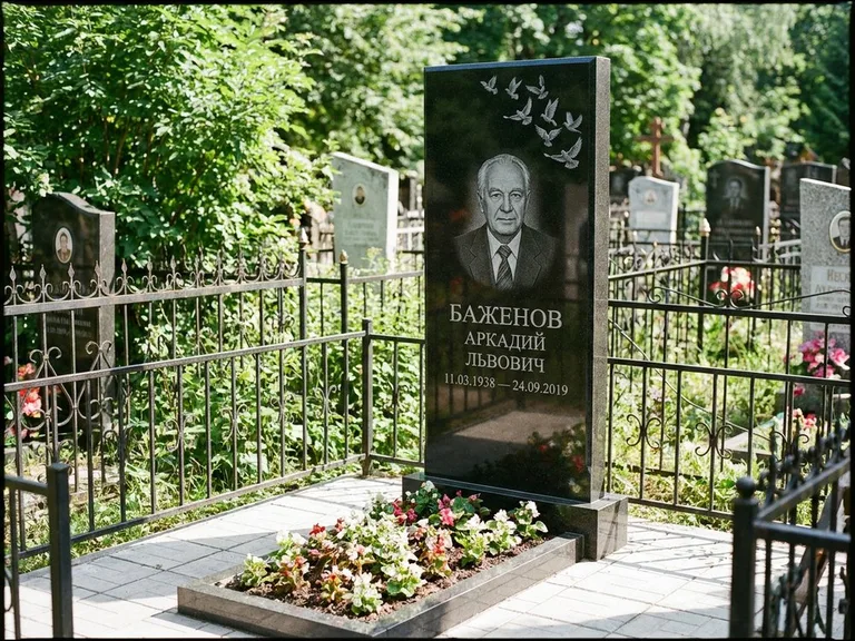 Памятник с гравировкой голубей — гравировка стаи голубей, взлетающей от угла стелы, работа «Баженов» в Омске