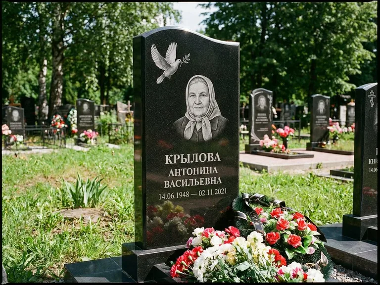 Памятник с гравировкой голубей — гравировка голубей, работа «Крылова» в Омске