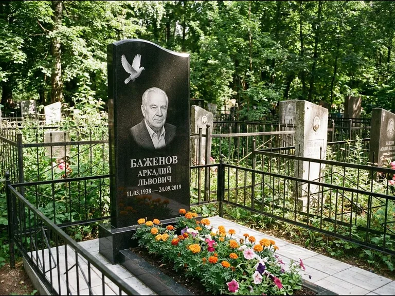 Памятник с гравировкой голубей — белая гравировка взлетающего голубя над портретом, работа «Баженов» в Омске