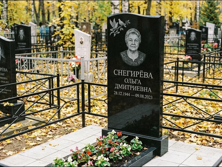 Памятник с гравировкой голубей — гравировка пары голубей на ветке в верхнем углу стелы, работа «Снегирёва» в Омске