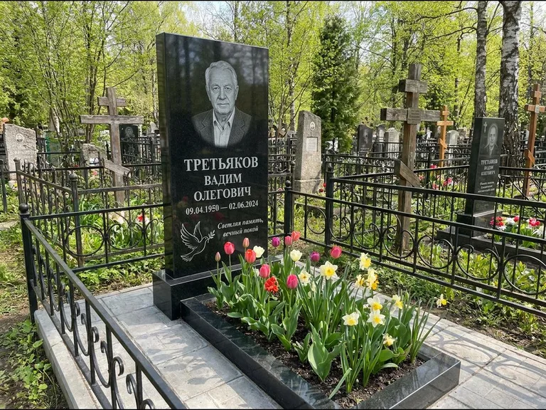 Памятник с гравировкой голубей — гравировка голубя с оливковой ветвью рядом с эпитафией, работа «Третьяков» в Омске