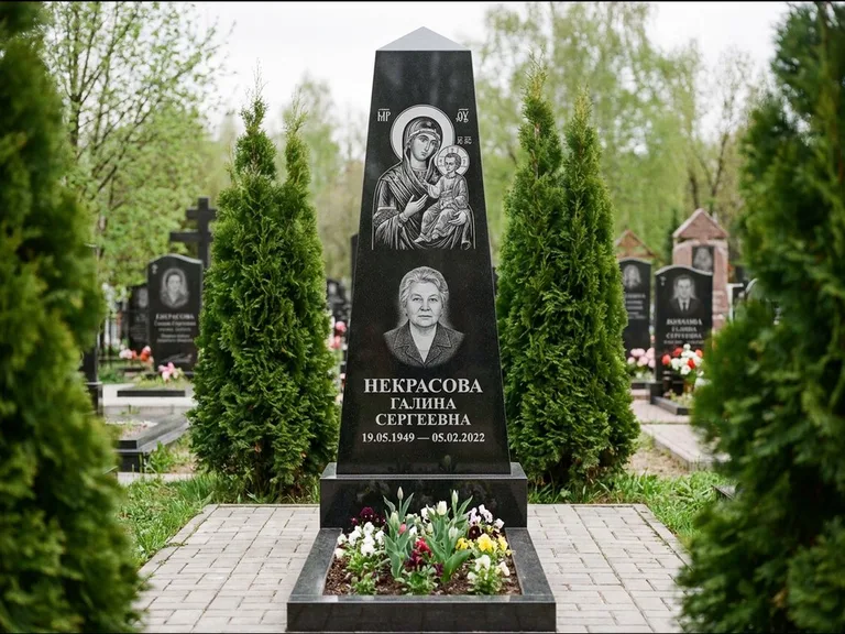 Памятник с гравировкой иконы — образ Николая Чудотворца, работа «Третьяков» в Омске