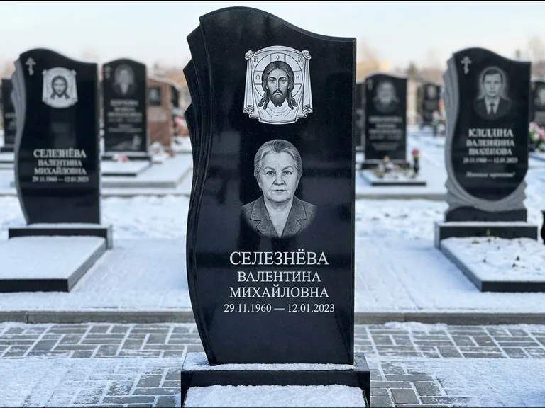 Памятник с гравировкой иконы — Казанская икона Божией Матери на стеле, работа «Одинцов» в Омске