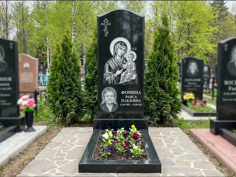 Памятник с гравировкой иконы — икона в резном киоте, работа «Гущин» в Омске
