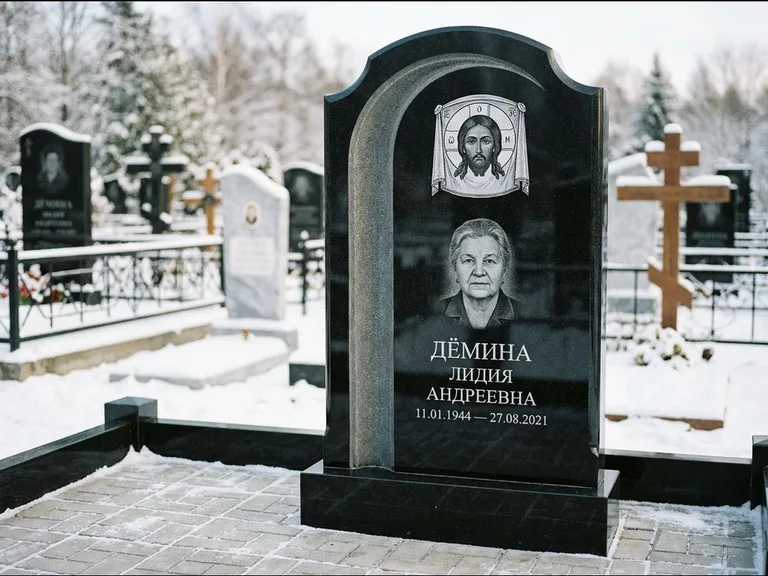 Памятник с гравировкой иконы: гранёный восьмиугольный обелиск с крестом — гравировка Николая Чудотворца, семейный участок с гранитной скамьёй, работа «Зотов» в Омске