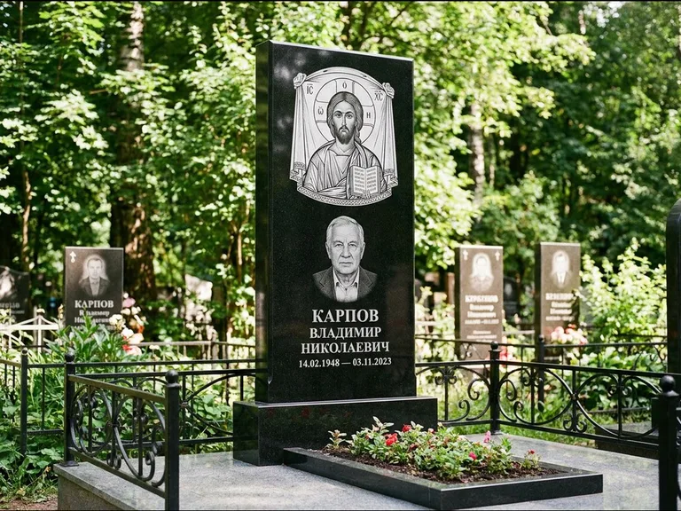 Памятник с гравировкой иконы: широкая двойная семейная стела — золочёный нимб на образе, цветник с красными розами, работа «Воронцова» в Омске