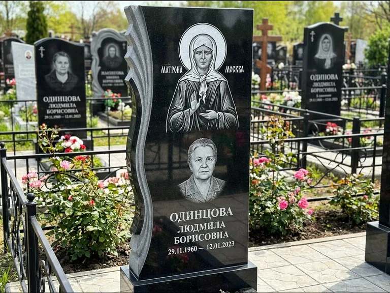 Памятник с гравировкой иконы: ступенчатая двухуровневая стела — Архангел Михаил на стеле, каменная дорожка из плитняка, работа «Одинцов» в Омске