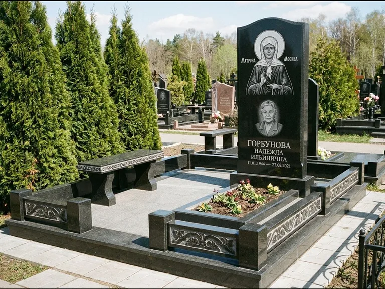 Памятник с гравировкой иконы: стела в форме раскрытой книги с образом — гравировка образа Спасителя, цоколь тёмной плиткой, работа «Зотов» в Омске