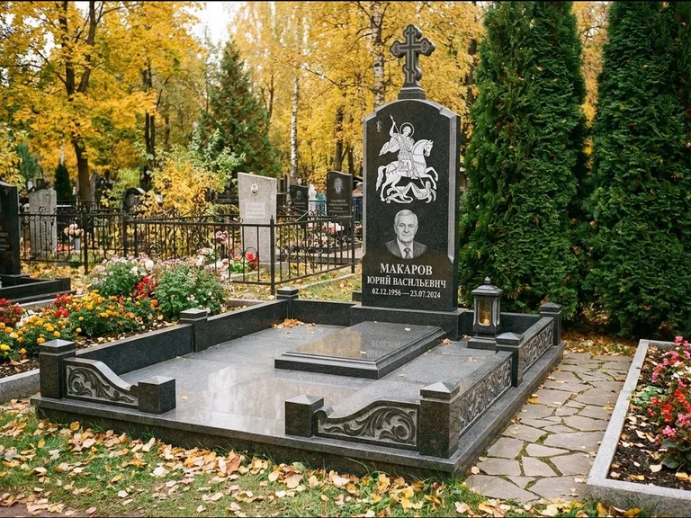 Памятник с гравировкой иконы: ступенчатая трёхуровневая стела — золочёный нимб на образе, дорожка из природного плитняка, работа «Лебедева» в Омске