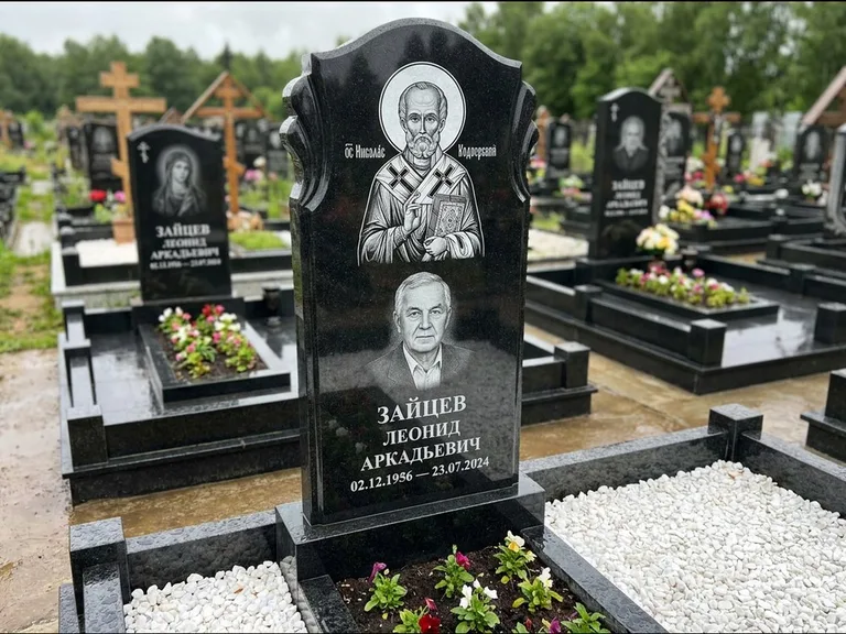Памятник с гравировкой иконы — образ Николая Чудотворца, работа «Лебедева» в Омске