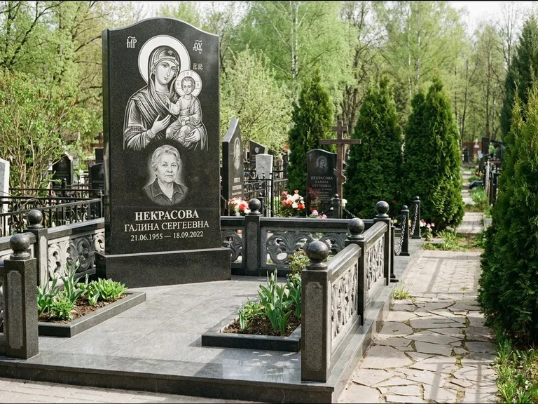 Памятник с гравировкой иконы: полукруглая стела с купольным навершием — Архангел Михаил на стеле, заснеженный зимний участок, работа «Гущин» в Омске