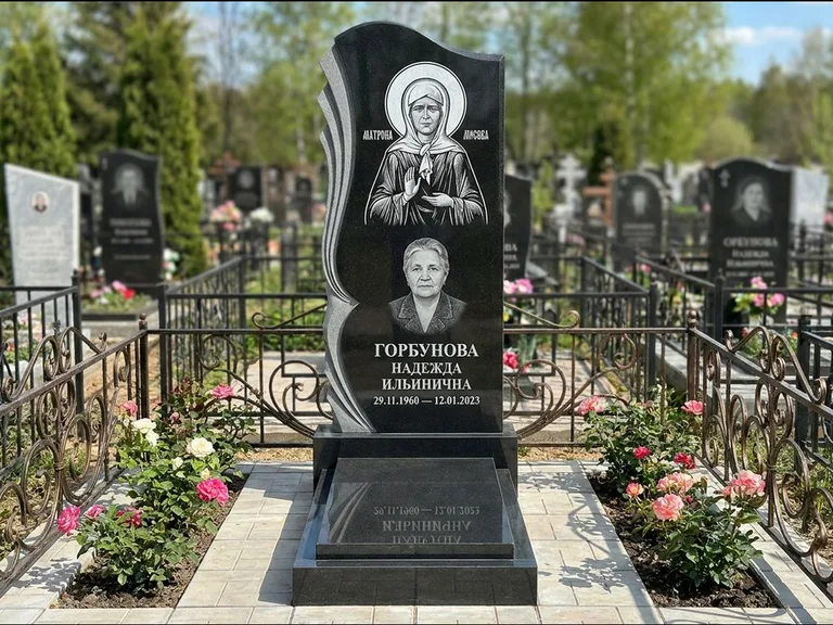 Памятник с гравировкой иконы — икона в резном киоте, работа «Одинцов» в Омске