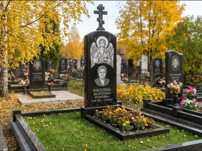 Памятник с гравировкой иконы — образ в полный рост на обороте стелы, работа «Гущин» в Омске