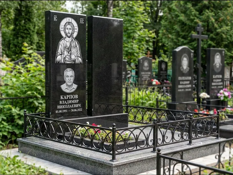 Памятник с гравировкой иконы — Казанская икона Божией Матери на стеле, работа «Богданова» в Омске