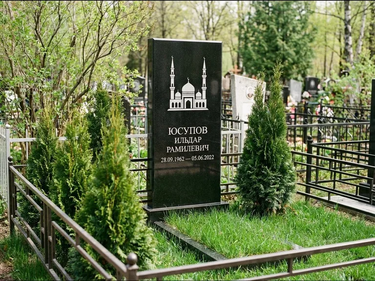 Мусульманский памятник с гравировкой мечети — силуэт мечети с двумя минаретами над именем, работа «Юсупов» в Омске